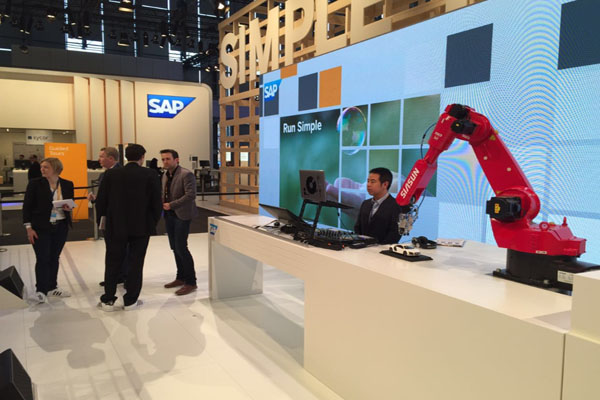 新松機(jī)器人公司與德國SAP公司聯(lián)合參展CeBIT 2015，獲中德副總理高度評價(jià)